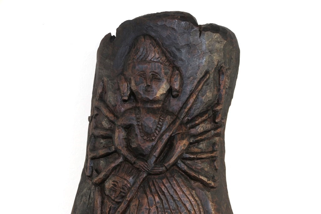 antico pannello inciso in legno di teak databile fine '800 raffigurante Kalì, una divinità femminile hindu, descritta come battagliera e feroce, spesso associata al dio Siva del quale, in alcuni testi, incarna gli aspetti complementari. In alcune tradizioni tantriche Kālī è adorata come realtà ultima, dea al contempo personale e impersonale, al di sopra di ogni altra divinità e manifestazione del cosmo.  dotata di basamento. dimensioni 35x66xprof.22cm