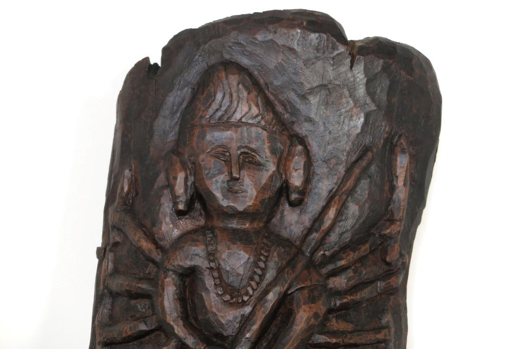antico pannello inciso in legno di teak databile fine '800 raffigurante Kalì, una divinità femminile hindu, descritta come battagliera e feroce, spesso associata al dio Siva del quale, in alcuni testi, incarna gli aspetti complementari. In alcune tradizioni tantriche Kālī è adorata come realtà ultima, dea al contempo personale e impersonale, al di sopra di ogni altra divinità e manifestazione del cosmo.  dotata di basamento. dimensioni 35x66xprof.22cm