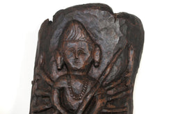 antico pannello inciso in legno di teak databile fine '800 raffigurante Kalì, una divinità femminile hindu, descritta come battagliera e feroce, spesso associata al dio Siva del quale, in alcuni testi, incarna gli aspetti complementari. In alcune tradizioni tantriche Kālī è adorata come realtà ultima, dea al contempo personale e impersonale, al di sopra di ogni altra divinità e manifestazione del cosmo.  dotata di basamento. dimensioni 35x66xprof.22cm