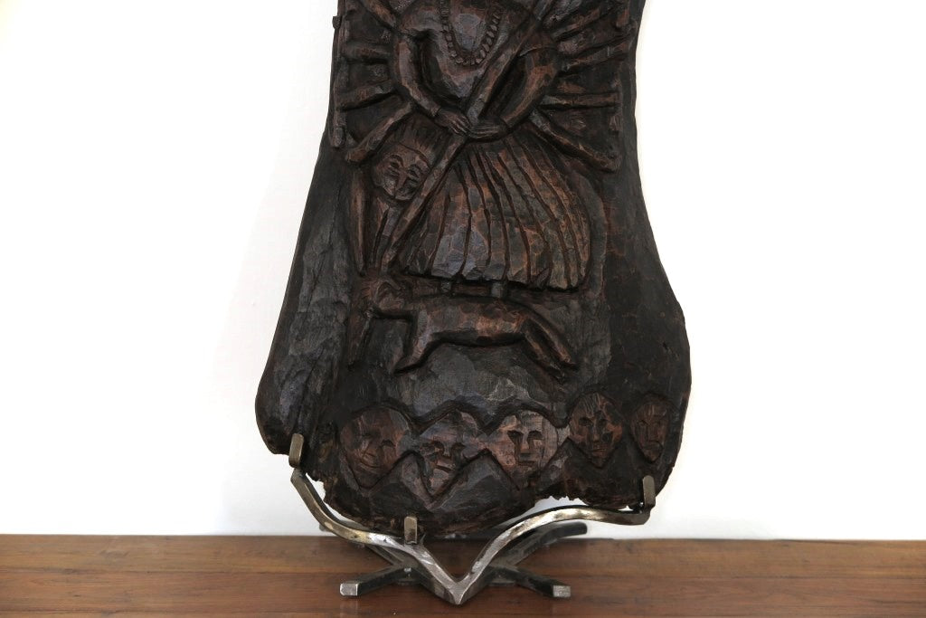 antico pannello inciso in legno di teak databile fine '800 raffigurante Kalì, una divinità femminile hindu, descritta come battagliera e feroce, spesso associata al dio Siva del quale, in alcuni testi, incarna gli aspetti complementari. In alcune tradizioni tantriche Kālī è adorata come realtà ultima, dea al contempo personale e impersonale, al di sopra di ogni altra divinità e manifestazione del cosmo.  dotata di basamento. dimensioni 35x66xprof.22cm