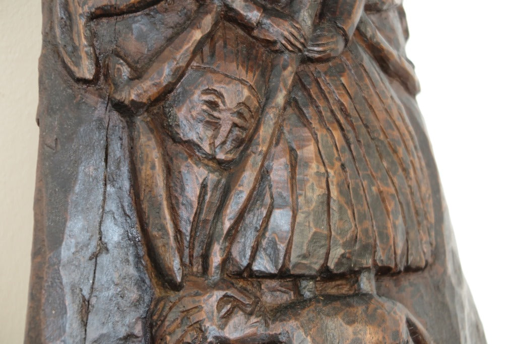 antico pannello inciso in legno di teak databile fine '800 raffigurante Kalì, una divinità femminile hindu, descritta come battagliera e feroce, spesso associata al dio Siva del quale, in alcuni testi, incarna gli aspetti complementari. In alcune tradizioni tantriche Kālī è adorata come realtà ultima, dea al contempo personale e impersonale, al di sopra di ogni altra divinità e manifestazione del cosmo.  dotata di basamento. dimensioni 35x66xprof.22cm