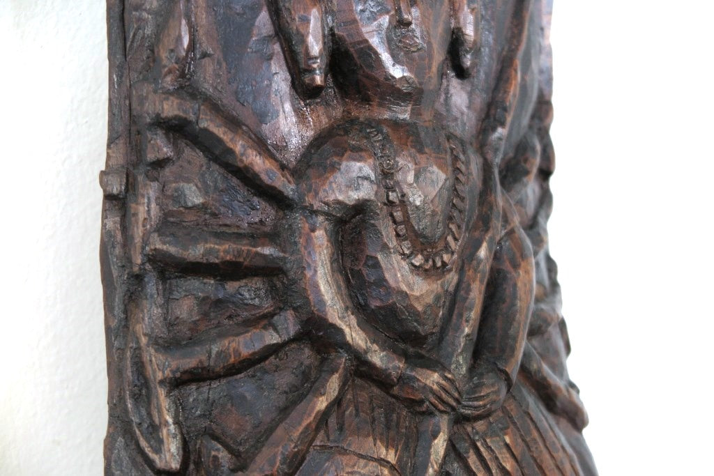 antico pannello inciso in legno di teak databile fine '800 raffigurante Kalì, una divinità femminile hindu, descritta come battagliera e feroce, spesso associata al dio Siva del quale, in alcuni testi, incarna gli aspetti complementari. In alcune tradizioni tantriche Kālī è adorata come realtà ultima, dea al contempo personale e impersonale, al di sopra di ogni altra divinità e manifestazione del cosmo.  dotata di basamento. dimensioni 35x66xprof.22cm