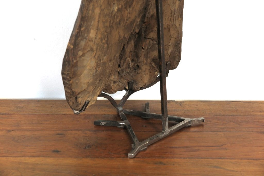 antico pannello inciso in legno di teak databile fine '800 raffigurante Kalì, una divinità femminile hindu, descritta come battagliera e feroce, spesso associata al dio Siva del quale, in alcuni testi, incarna gli aspetti complementari. In alcune tradizioni tantriche Kālī è adorata come realtà ultima, dea al contempo personale e impersonale, al di sopra di ogni altra divinità e manifestazione del cosmo.  dotata di basamento. dimensioni 35x66xprof.22cm
