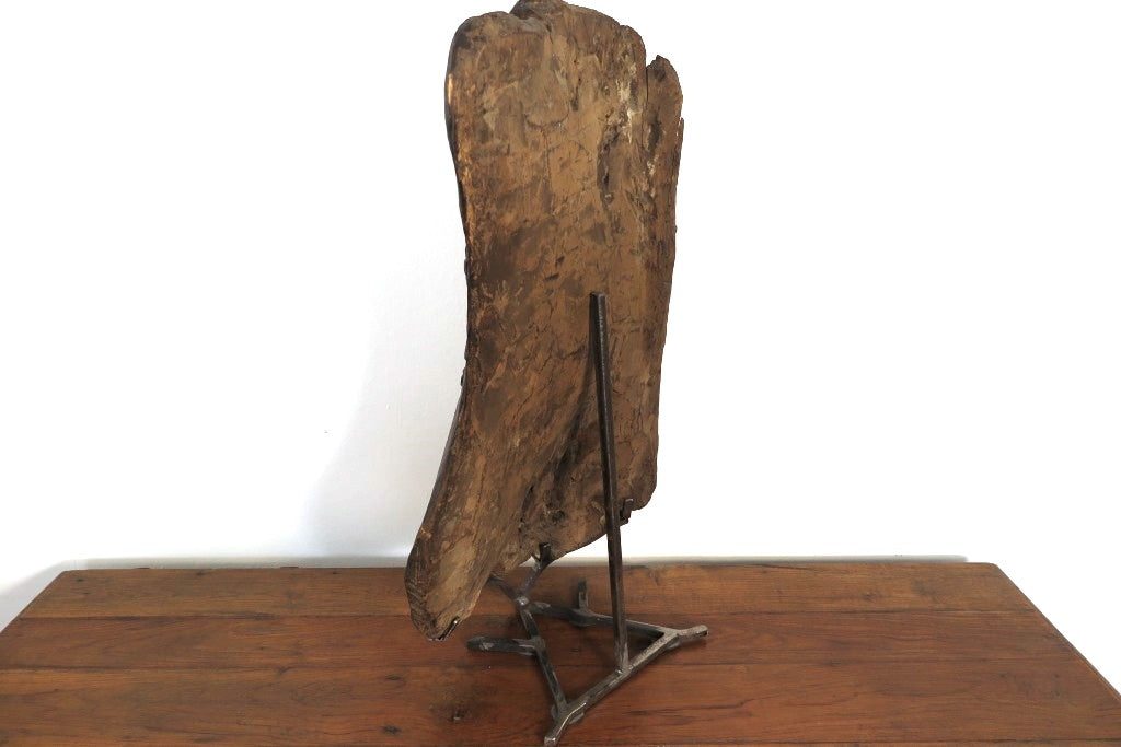 antico pannello inciso in legno di teak databile fine '800 raffigurante Kalì, una divinità femminile hindu, descritta come battagliera e feroce, spesso associata al dio Siva del quale, in alcuni testi, incarna gli aspetti complementari. In alcune tradizioni tantriche Kālī è adorata come realtà ultima, dea al contempo personale e impersonale, al di sopra di ogni altra divinità e manifestazione del cosmo.  dotata di basamento. dimensioni 35x66xprof.22cm