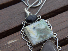Carica l&#39;immagine nel visualizzatore di Gallery, pendaglio indiano hand made in argento, con onice, diaspro e agata. fatto a mano, pezzo unico.  misure pendaglio 11 x 4 spessore 0,5 cm peso 40 grammi  catena o collane da abbinare disponibili, per info o foto contattare watshapp 0039 3338778241 mail info@etniko.it ig/fb/ebay : etnikobycrosato