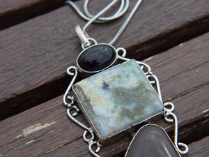 pendaglio indiano hand made in argento, con onice, diaspro e agata. fatto a mano, pezzo unico.  misure pendaglio 11 x 4 spessore 0,5 cm peso 40 grammi  catena o collane da abbinare disponibili, per info o foto contattare watshapp 0039 3338778241 mail info@etniko.it ig/fb/ebay : etnikobycrosato