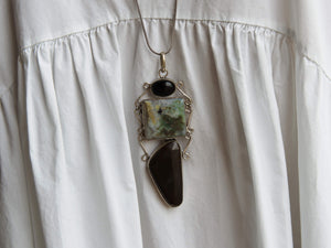 pendaglio indiano hand made in argento, con onice, diaspro e agata. fatto a mano, pezzo unico.  misure pendaglio 11 x 4 spessore 0,5 cm peso 40 grammi  catena o collane da abbinare disponibili, per info o foto contattare watshapp 0039 3338778241 mail info@etniko.it ig/fb/ebay : etnikobycrosato