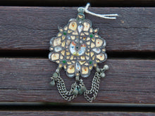 Carica l&#39;immagine nel visualizzatore di Gallery, tipico pendaglio in stile etnico rajasthan in argento e pasta vitrea ( l&#39;ultilizzo di pietre e tagli  sono stati usati durante e dopo il periodo coloniale ), in argento antico, primi 900,  tutto originale ed autentico, lavorato artigianalmente   possiamo proporre lacci e catene particolari per questo genere di pendagli per info e foto contattare.  dimesioni 9x5 cm peso 23 gr  per foto ed info : whatsapp 0039 3338778241 info@etniko.it pinterest , instragram , facebook :etnikobycrosato