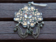 Carica l&#39;immagine nel visualizzatore di Gallery, tipico pendaglio in stile etnico rajasthan in argento e pasta vitrea ( l&#39;ultilizzo di pietre e tagli  sono stati usati durante e dopo il periodo coloniale ), in argento antico, primi 900,  tutto originale ed autentico, lavorato artigianalmente   possiamo proporre lacci e catene particolari per questo genere di pendagli per info e foto contattare.  dimesioni 9x5 cm peso 23 gr  per foto ed info : whatsapp 0039 3338778241 info@etniko.it pinterest , instragram , facebook :etnikobycrosato