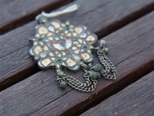 Carica l&#39;immagine nel visualizzatore di Gallery, tipico pendaglio in stile etnico rajasthan in argento e pasta vitrea ( l&#39;ultilizzo di pietre e tagli  sono stati usati durante e dopo il periodo coloniale ), in argento antico, primi 900,  tutto originale ed autentico, lavorato artigianalmente   possiamo proporre lacci e catene particolari per questo genere di pendagli per info e foto contattare.  dimesioni 9x5 cm peso 23 gr  per foto ed info : whatsapp 0039 3338778241 info@etniko.it pinterest , instragram , facebook :etnikobycrosato