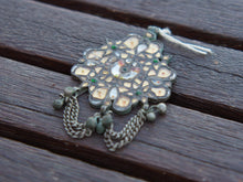 Carica l&#39;immagine nel visualizzatore di Gallery, tipico pendaglio in stile etnico rajasthan in argento e pasta vitrea ( l&#39;ultilizzo di pietre e tagli  sono stati usati durante e dopo il periodo coloniale ), in argento antico, primi 900,  tutto originale ed autentico, lavorato artigianalmente   possiamo proporre lacci e catene particolari per questo genere di pendagli per info e foto contattare.  dimesioni 9x5 cm peso 23 gr  per foto ed info : whatsapp 0039 3338778241 info@etniko.it pinterest , instragram , facebook :etnikobycrosato