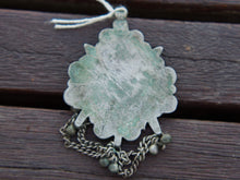 Carica l&#39;immagine nel visualizzatore di Gallery, tipico pendaglio in stile etnico rajasthan in argento e pasta vitrea ( l&#39;ultilizzo di pietre e tagli  sono stati usati durante e dopo il periodo coloniale ), in argento antico, primi 900,  tutto originale ed autentico, lavorato artigianalmente   possiamo proporre lacci e catene particolari per questo genere di pendagli per info e foto contattare.  dimesioni 9x5 cm peso 23 gr  per foto ed info : whatsapp 0039 3338778241 info@etniko.it pinterest , instragram , facebook :etnikobycrosato