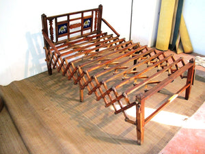 Particolare Panca Indiana Coloniale Trasformabile In Letto. Pezzo Unico E Autentico. Dimensioni 107x47xh90cm.