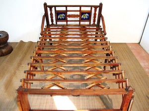 Particolare Panca Indiana Coloniale Trasformabile In Letto. Pezzo Unico E Autentico. Dimensioni 107x47xh90cm.