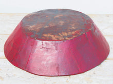 Carica l&#39;immagine nel visualizzatore di Gallery, piatto in legno dipinto rosso ricavato da un unico tronco di legno. usato in principio come piatto , setaccio per esiccare i cereali . tronco unico di teak massello databile inizio / metà 900 .  dimensioni diametro 35 h9cm.   disponibili vari modelli , contattare per info ed ulteriori foto info@etniko.it 0039 3338778241 fb/ig : etnikobycrosato