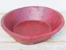 Carica l&#39;immagine nel visualizzatore di Gallery, piatto in legno dipinto rosso ricavato da un unico tronco di legno. usato in principio come piatto , setaccio per esiccare i cereali . tronco unico di teak massello databile inizio / metà 900 .  dimensioni diametro 35 h9cm.   disponibili vari modelli , contattare per info ed ulteriori foto info@etniko.it 0039 3338778241 fb/ig : etnikobycrosato