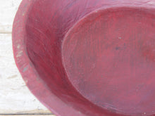 Carica l&#39;immagine nel visualizzatore di Gallery, piatto in legno dipinto rosso ricavato da un unico tronco di legno. usato in principio come piatto , setaccio per esiccare i cereali . tronco unico di teak massello databile inizio / metà 900 .  dimensioni diametro 35 h9cm.   disponibili vari modelli , contattare per info ed ulteriori foto info@etniko.it 0039 3338778241 fb/ig : etnikobycrosato