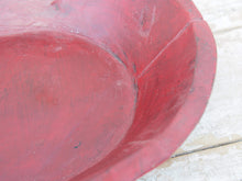 Carica l&#39;immagine nel visualizzatore di Gallery, piatto in legno dipinto rosso ricavato da un unico tronco di legno. usato in principio come piatto , setaccio per esiccare i cereali . tronco unico di teak massello databile inizio / metà 900 .  dimensioni diametro 35 h9cm.   disponibili vari modelli , contattare per info ed ulteriori foto info@etniko.it 0039 3338778241 fb/ig : etnikobycrosato