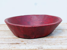 Carica l&#39;immagine nel visualizzatore di Gallery, piatto in legno dipinto rosso ricavato da un unico tronco di legno. usato in principio come piatto , setaccio per esiccare i cereali . tronco unico di teak massello databile inizio / metà 900 .  dimensioni diametro 35 h9cm.   disponibili vari modelli , contattare per info ed ulteriori foto info@etniko.it 0039 3338778241 fb/ig : etnikobycrosato