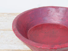 Carica l&#39;immagine nel visualizzatore di Gallery, piatto in legno dipinto rosso ricavato da un unico tronco di legno. usato in principio come piatto , setaccio per esiccare i cereali . tronco unico di teak massello databile inizio / metà 900 .  dimensioni diametro 35 h9cm.   disponibili vari modelli , contattare per info ed ulteriori foto info@etniko.it 0039 3338778241 fb/ig : etnikobycrosato