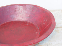 piatto in legno dipinto rosso ricavato da un unico tronco di legno. usato in principio come piatto , setaccio per esiccare i cereali . tronco unico di teak massello databile inizio / metà 900 .  dimensioni diametro 35 h9cm.   disponibili vari modelli , contattare per info ed ulteriori foto info@etniko.it 0039 3338778241 fb/ig : etnikobycrosato
