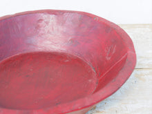 Carica l&#39;immagine nel visualizzatore di Gallery, piatto in legno dipinto rosso ricavato da un unico tronco di legno. usato in principio come piatto , setaccio per esiccare i cereali . tronco unico di teak massello databile inizio / metà 900 .  dimensioni diametro 35 h9cm.   disponibili vari modelli , contattare per info ed ulteriori foto info@etniko.it 0039 3338778241 fb/ig : etnikobycrosato