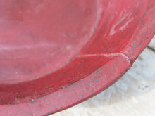 Carica l&#39;immagine nel visualizzatore di Gallery, piatto in legno dipinto rosso ricavato da un unico tronco di legno. usato in principio come piatto , setaccio per esiccare i cereali . tronco unico di teak massello databile inizio / metà 900 .  dimensioni diametro 35 h9cm.   disponibili vari modelli , contattare per info ed ulteriori foto info@etniko.it 0039 3338778241 fb/ig : etnikobycrosato
