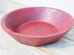 piatto in legno dipinto rosso ricavato da un unico tronco di legno. usato in principio come piatto , setaccio per esiccare i cereali . tronco unico di teak massello databile inizio / metà 900 .  dimensioni diametro 35 h9cm.   disponibili vari modelli , contattare per info ed ulteriori foto info@etniko.it 0039 3338778241 fb/ig : etnikobycrosato