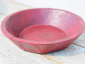 piatto in legno dipinto rosso ricavato da un unico tronco di legno. usato in principio come piatto , setaccio per esiccare i cereali . tronco unico di teak massello databile inizio / metà 900 .  dimensioni diametro 35 h9cm.   disponibili vari modelli , contattare per info ed ulteriori foto info@etniko.it 0039 3338778241 fb/ig : etnikobycrosato