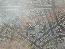 Carica l&#39;immagine nel visualizzatore di Gallery, Piatto Marocchino lavorato finemente ad incisione in acciaio inossidabile, white metal.  Diametro 45 h 4cm.    per ulteriori info o dettagli: info@etniko.it 0039 3338778241 ig/fb : etniko by crosato etsy : etnikobycrosato