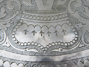 Piatto Marocchino lavorato finemente ad incisione in acciaio inossidabile, white metal.  Diametro 45 h 4cm.    per ulteriori info o dettagli: info@etniko.it 0039 3338778241 ig/fb : etniko by crosato etsy : etnikobycrosato