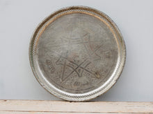 Carica l&#39;immagine nel visualizzatore di Gallery, Piatto Marocchino lavorato finemente ad incisione in acciaio inossidabile, white metal.  Diametro 45 h 4cm.    per ulteriori info o dettagli: info@etniko.it 0039 3338778241 ig/fb : etniko by crosato etsy : etnikobycrosato