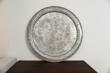 Carica l&#39;immagine nel visualizzatore di Gallery, Piatto Marocco In Argentone Lavorato Ad Incisione. Diametro 95cm.  Si può Appendere, Oppure A Parte (Al Costo Aggiuntivo Di Euro 30) Vi é La Possibilità Di Aggiungere Piedini In Legno Per Usarlo Come Tavolino.