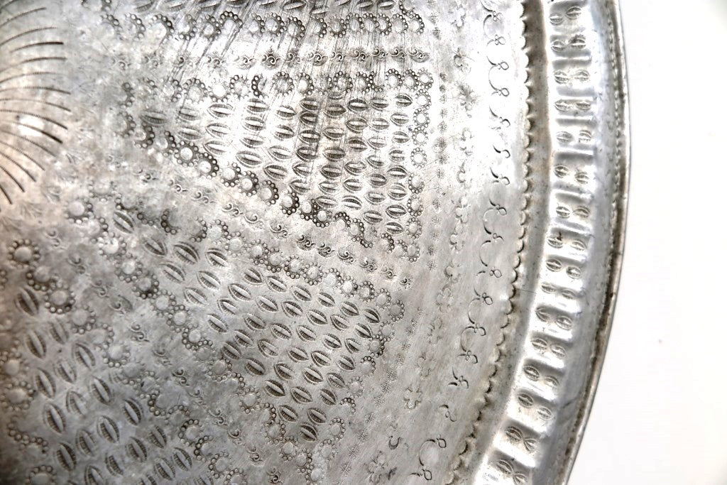 Piatto Marocco In Argentone Lavorato Ad Incisione. Diametro 95cm.  Si può Appendere, Oppure A Parte (Al Costo Aggiuntivo Di Euro 30) Vi é La Possibilità Di Aggiungere Piedini In Legno Per Usarlo Come Tavolino.