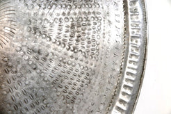 Piatto Marocco In Argentone Lavorato Ad Incisione. Diametro 95cm.  Si può Appendere, Oppure A Parte (Al Costo Aggiuntivo Di Euro 30) Vi é La Possibilità Di Aggiungere Piedini In Legno Per Usarlo Come Tavolino.