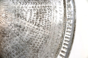 Piatto Marocco In Argentone Lavorato Ad Incisione. Diametro 95cm.  Si può Appendere, Oppure A Parte (Al Costo Aggiuntivo Di Euro 30) Vi é La Possibilità Di Aggiungere Piedini In Legno Per Usarlo Come Tavolino.