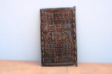 Carica l&#39;immagine nel visualizzatore di Gallery, Porta Mali In Legno Di Cedro Inciso, Pezzo Unico Finemente Lavorato. Databile Metà &#39;900. Dimensioni 74x125cm.