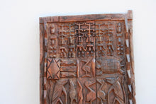 Carica l&#39;immagine nel visualizzatore di Gallery, Porta Mali In Legno Di Cedro Inciso, Pezzo Unico Finemente Lavorato. Databile Metà &#39;900. Dimensioni 74x125cm.