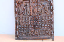 Carica l&#39;immagine nel visualizzatore di Gallery, Porta Mali In Legno Di Cedro Inciso, Pezzo Unico Finemente Lavorato. Databile Metà &#39;900. Dimensioni 74x125cm.