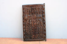 Carica l&#39;immagine nel visualizzatore di Gallery, Porta Mali In Legno Di Cedro Inciso, Pezzo Unico Finemente Lavorato. Databile Metà &#39;900. Dimensioni 74x125cm.