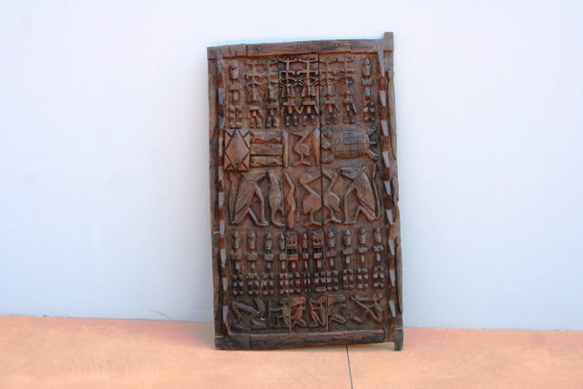 Porta Mali In Legno Di Cedro Inciso, Pezzo Unico Finemente Lavorato. Databile Metà '900. Dimensioni 74x125cm.