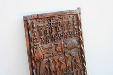 Carica l&#39;immagine nel visualizzatore di Gallery, Porta Mali In Legno Di Cedro Inciso, Pezzo Unico Finemente Lavorato. Databile Metà &#39;900. Dimensioni 74x125cm.