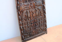 Carica l&#39;immagine nel visualizzatore di Gallery, Porta Mali In Legno Di Cedro Inciso, Pezzo Unico Finemente Lavorato. Databile Metà &#39;900. Dimensioni 74x125cm.