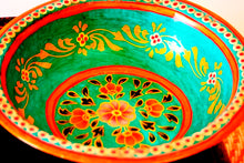 Carica l&#39;immagine nel visualizzatore di Gallery, Piatti Metallo Decorati Mix Colori, Disponibili Anche Con Finitura Naturale Metallo. Diametro 30cm h7.