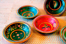 Carica l&#39;immagine nel visualizzatore di Gallery, Piatti Metallo Decorati Mix Colori, Disponibili Anche Con Finitura Naturale Metallo. Diametro 30cm h7.