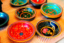 Carica l&#39;immagine nel visualizzatore di Gallery, Piatti Metallo Decorati Mix Colori, Disponibili Anche Con Finitura Naturale Metallo. Diametro 30cm h7.
