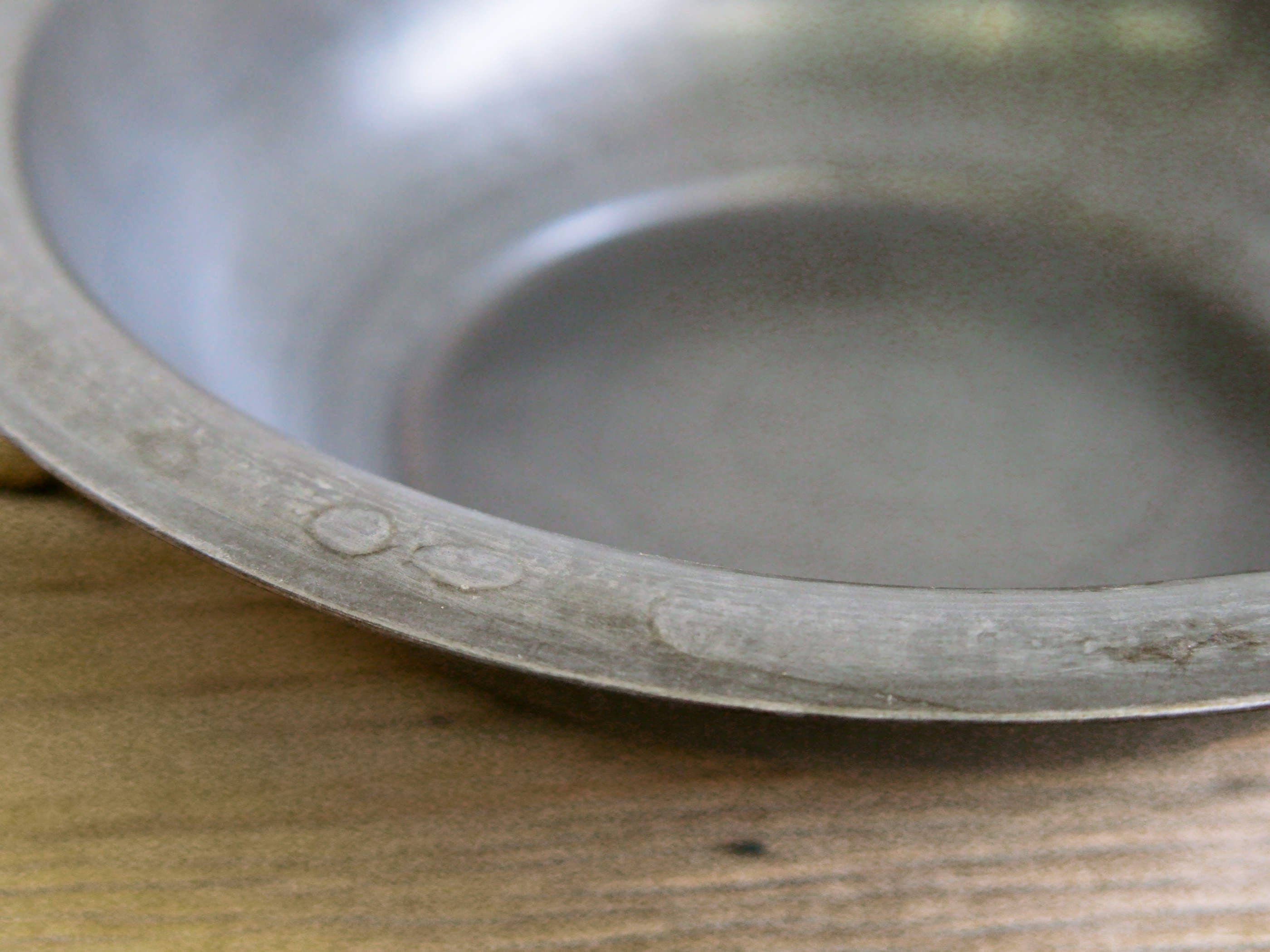 piatto in metallo, molto leggero, ideale sia come svuotasche, vaso, centrotavola, ecc... lavorati artigianalmente. ogni pezzo è un pezzo unico. provenienza india.   dimensioni diametro 31 h7cm.  www.etniko.it info@etniko.it 0039 3338778241 fb/ig : etnikobycrosato