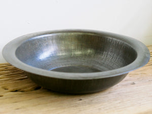 piatto in metallo, molto leggero, ideale sia come svuotasche, vaso, centrotavola, ecc... lavorati artigianalmente. ogni pezzo è un pezzo unico. provenienza india.   dimensioni diametro 31 h7cm.  www.etniko.it info@etniko.it 0039 3338778241 fb/ig : etnikobycrosato