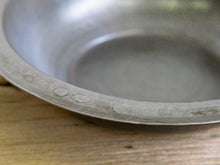 Carica l&#39;immagine nel visualizzatore di Gallery, piatto in metallo, molto leggero, ideale sia come svuotasche, vaso, centrotavola, ecc... lavorati artigianalmente. ogni pezzo è un pezzo unico. provenienza india.   dimensioni diametro 31 h7cm.  www.etniko.it info@etniko.it 0039 3338778241 fb/ig : etnikobycrosato