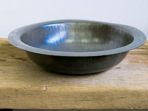 piatto in metallo, molto leggero, ideale sia come svuotasche, vaso, centrotavola, ecc... lavorati artigianalmente. ogni pezzo è un pezzo unico. provenienza india.   dimensioni diametro 31 h7cm.  www.etniko.it info@etniko.it 0039 3338778241 fb/ig : etnikobycrosato